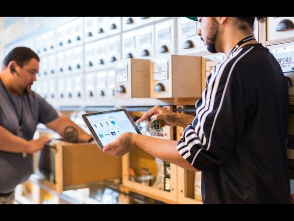 ايه الفرق بين طريقة الجرد الدوري وطريقة الجرد المستمر في إدارة المخزون، مع توضيح مزايا كل طريقة ومتى يُفضل استخدام كل منها.