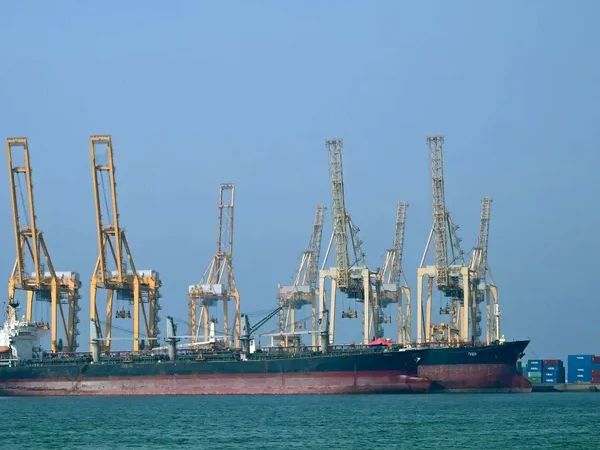 تصعيد الصراع الخليجي يشل حركة مضيق هرمز ويهدد الاقتصاد العالمي